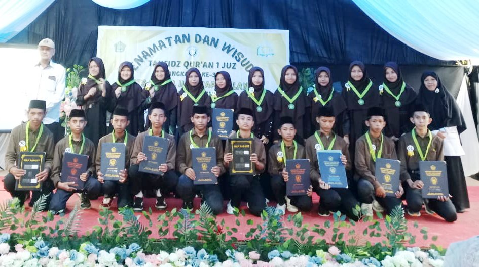 MTs Nurul Ilmi Napabalano Gelar Penamatan dan Wisuda Tahfidz, Enam Siswa Selesaikan Hafalan Al-Qur’an