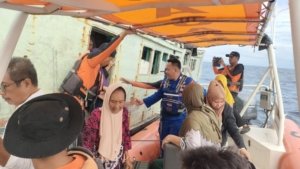 KM Nur Rizki Alami Mati Mesin di Laut Wakatobi, 16 Penumpang Selamat Dievakuasi Tim SAR
