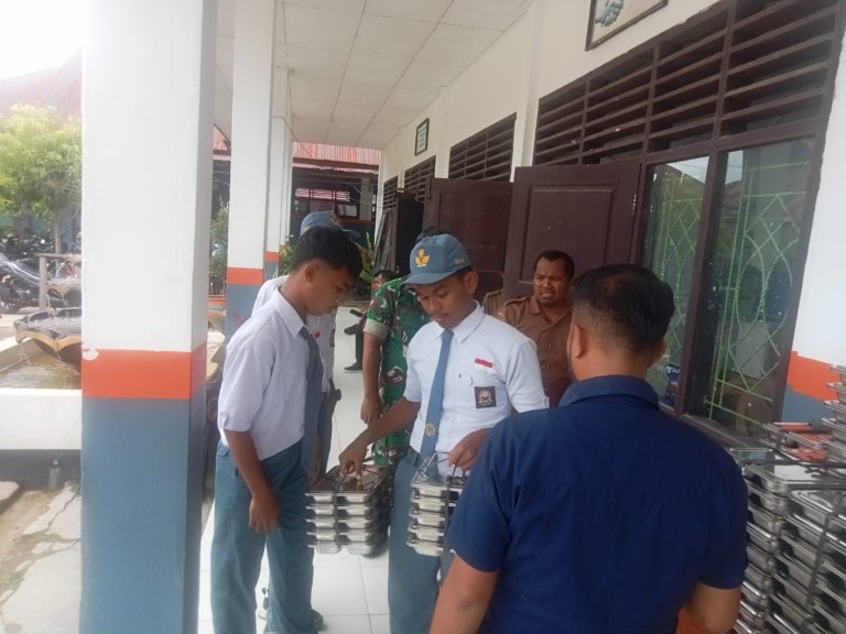 Pembagian Perdana Makan Bergizi Gratis SPPG Napabalano Berjalan Lancar