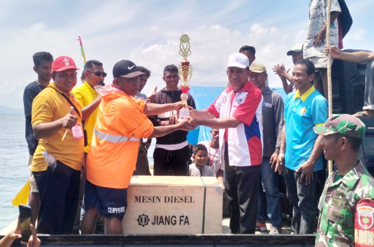 Plt. Camat Napabalano Resmi Tutup Lomba Balap Perahu Fiber Mesin Diesel 24 PK, Tim Appolo Raih Juara Pertama